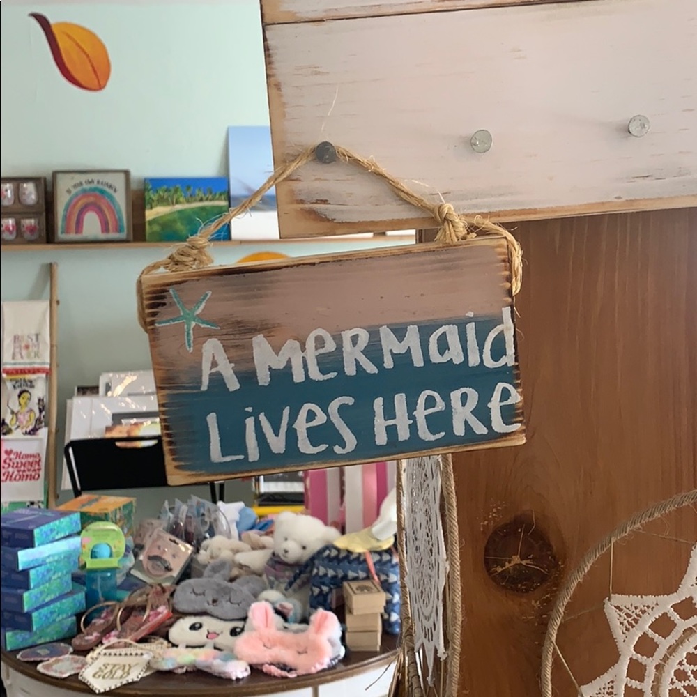 “A mermaid lives here” sign